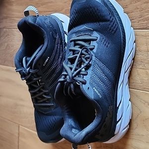 HOKA clifton 6 black sz 7D wide.